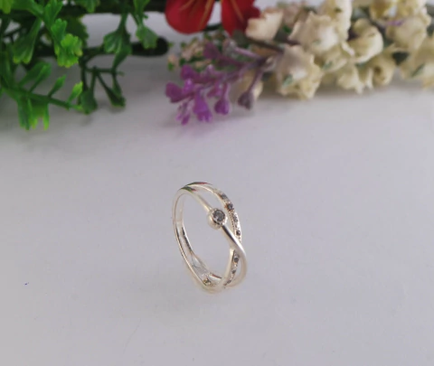 ANEL 2 AROS CRUZADOS CAVEJADO/ LISO C/1 ZIRC 4MM TAM.17