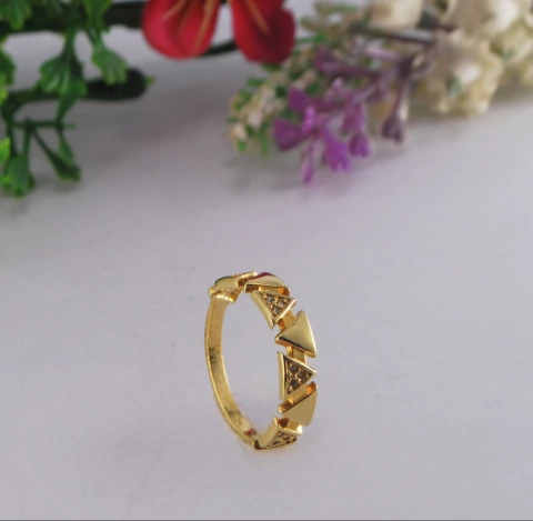 ANEL 9 TRIANGULOS 5 LISO E 4 CRAVEJADOS TAM. 17