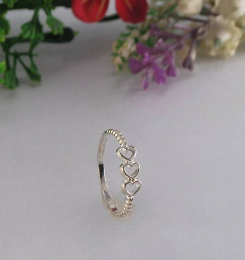 ANEL 3 CORACAO CENTRAL HORIZONTAL DETALHE FIO CORA TAM. 18