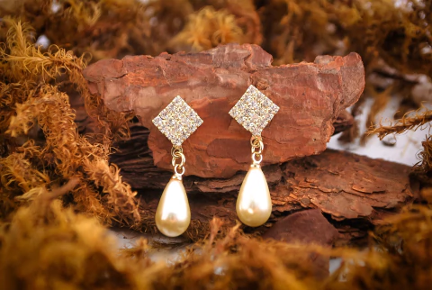 BRINCO FLH. LOSANGULAR DE STRASS E PEROLA GOTA MW