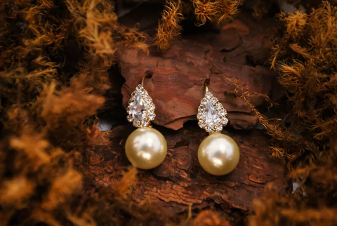 BRINCO FLH. FIXO GOTA CERCADA DE STRASS. PEROLA 12MM MW