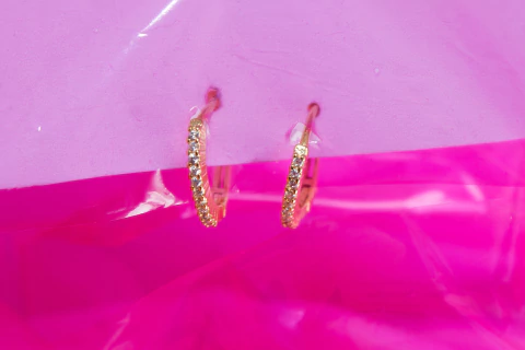 BRINCO FLH. ARGOLA FINA CRAVEJADA G QL