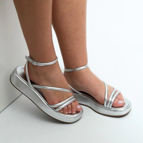 Sandália Rasteira Lua Prata - comprar online