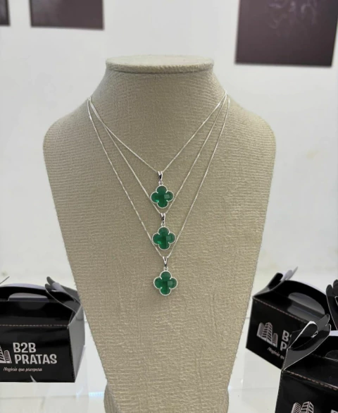 Kit com 3 colares com pingente de trevo