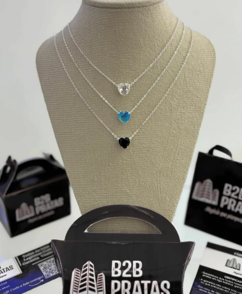 Conjunto com 3 colares com pingentes de coração