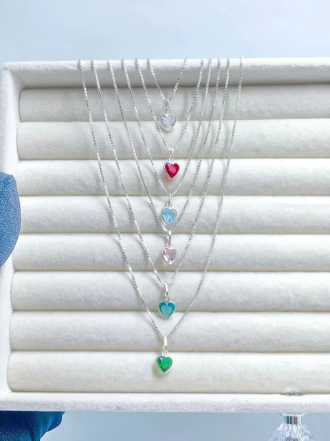 Kit com 6 Colares de Corações Coloridos