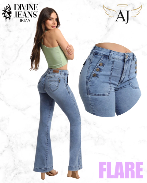 jeans flare color celeste claro de la marca Divine Jeans Ibiza, con detalles de botones y bolsillos traseros