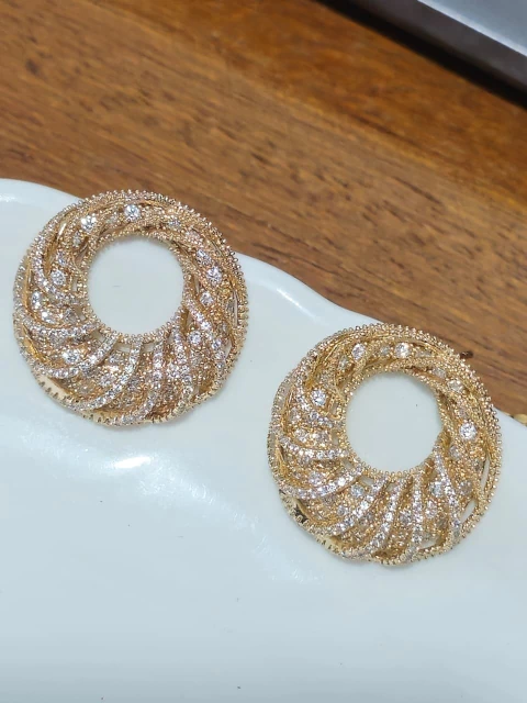 BRINCO MÉDIO REDONDO CRAVEJADO - comprar online