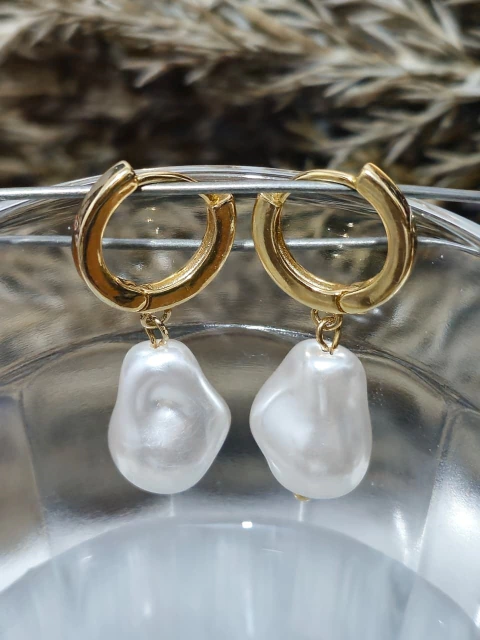 ARGOLA PEQUENA DE FECHO CLICK COM DETALHE EM PEDRA FORMATO ORGÂNICA EM PÉROLA - comprar online