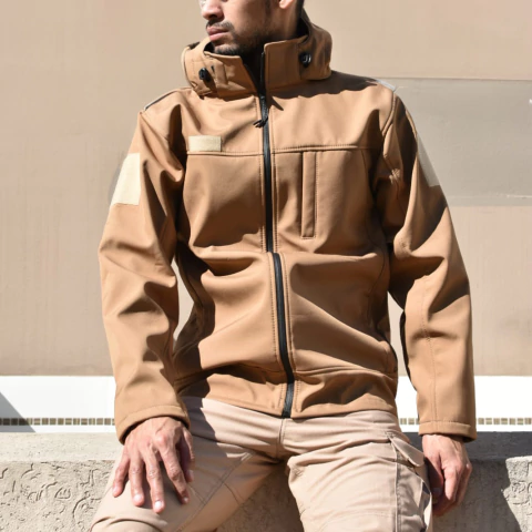 CAMPERA TÁCTICA SOFTSHELL COYOTE CON CAPUCHA