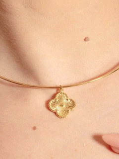 Colar Choker Rígido Flor Dourada