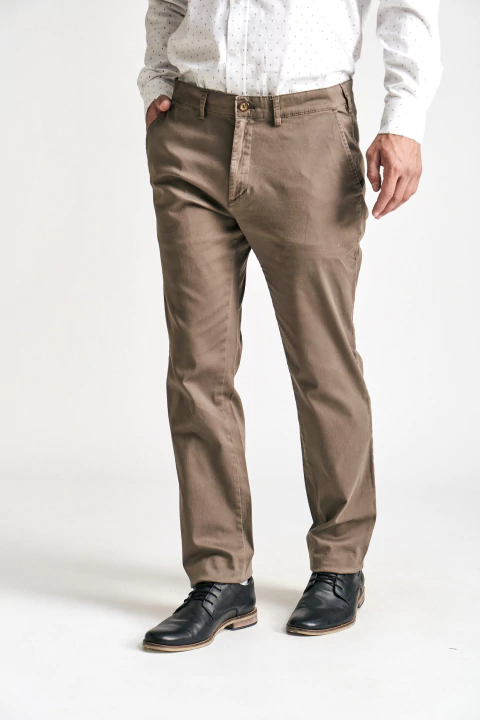 Chino básico regular fit satinado