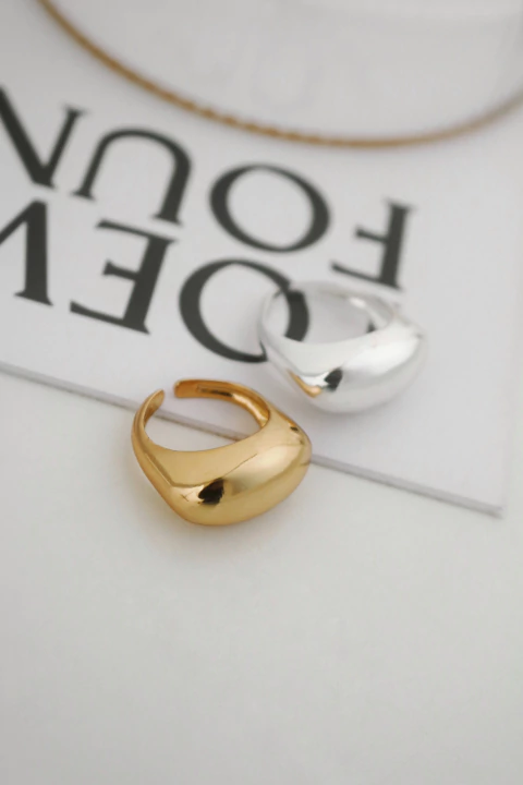 Anel minimalista grande dourado e prata