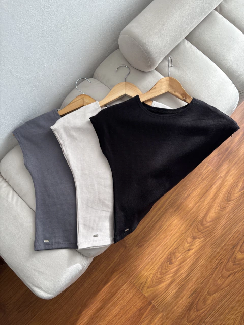Remera dobladillos al hombro