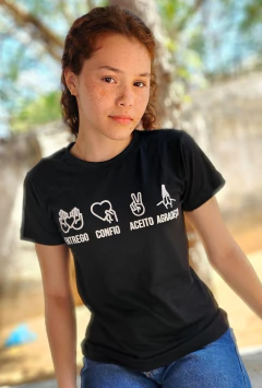 "Entrego, Confio, Aceito, Agradeço." T-Shirt na internet