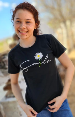 "Smile." T-Shirt - comprar online