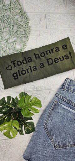 T-Shirt " Toda honra e glória a Deus" na internet