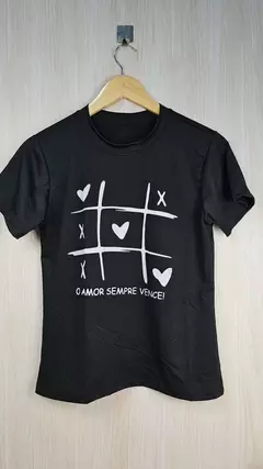 O amor sempre vence T-shirt na internet