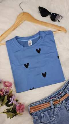 T-Shirt Cheio Corações na internet