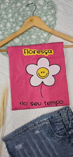 T-shirt Floresça no seu tempo - comprar online