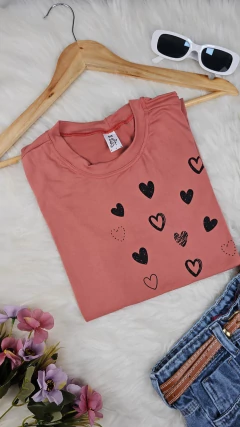 Corações T-shirt na internet
