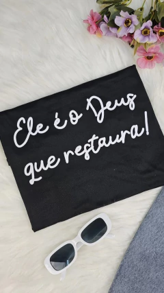 Ele é o Deus que restaura T-shirt na internet