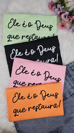 Ele é o Deus que restaura T-shirt