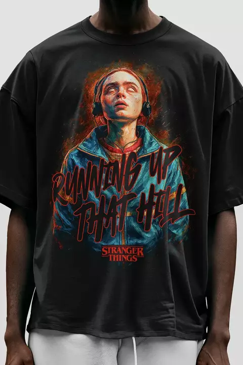 Camiseta oversized Running Up That Hill Stranger Things da Multverso Co., algodão premium 180g com estampa DTF. Emoção 80s pra streetwear geek.