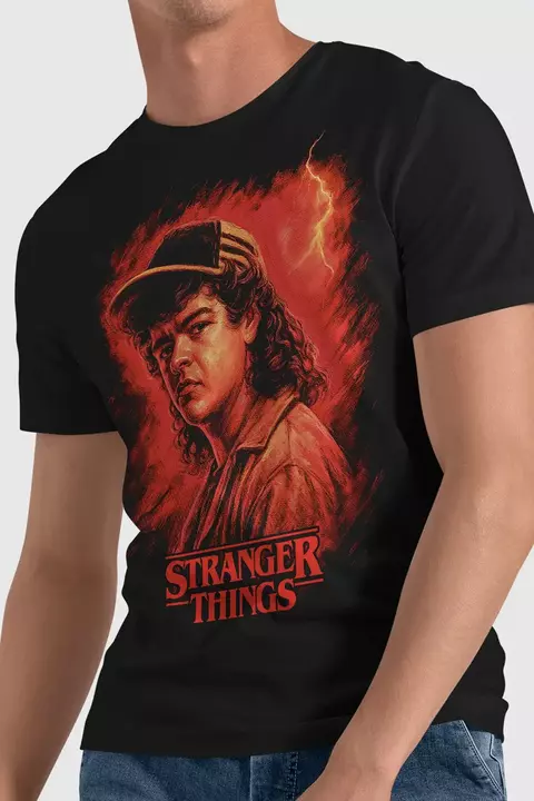 Camiseta Dustin Henderson Stranger Things da Multverso Co., 100% algodão penteado anti-pilling com estampa DTF. Gênio nerd 80s para streetwear geek.