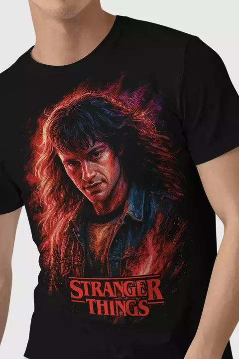 Camiseta Eddie Munson Stranger Things da Multverso Co., 100% algodão penteado fio 30.1 anti-pilling com estampa DTF. Hellfire vibe para streetwear geek.