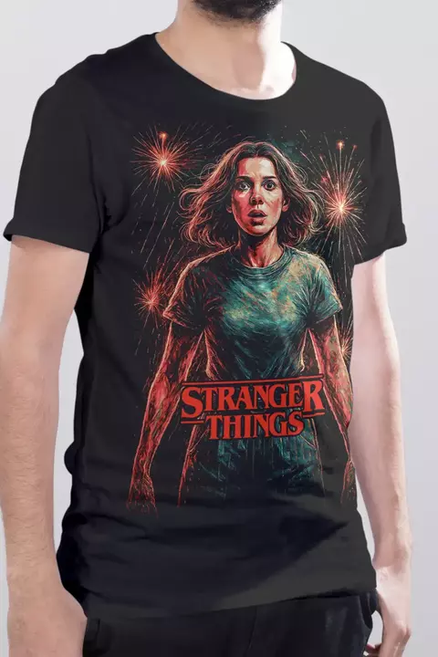 Camiseta Eleven Stranger Things da Multverso Co., 100% algodão penteado fio 30.1 anti-pilling com estampa DTF. Poder telecinético para streetwear geek.