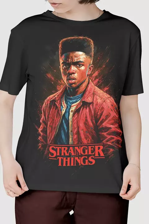 Camiseta Lucas Sinclair Stranger Things da Multverso Co., 100% algodão penteado anti-pilling com estampa DTF. Vibe basquete 80s para streetwear geek.