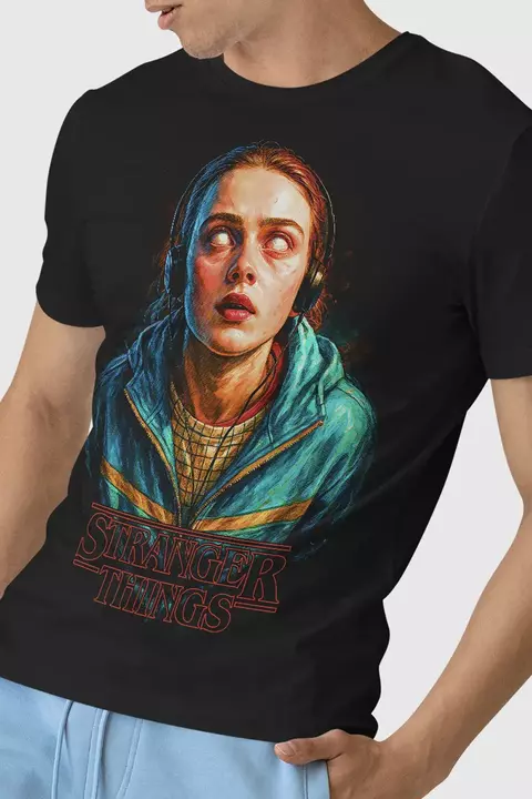Camiseta Max Stranger Things da Multverso Co., 100% algodão penteado anti-pilling com estampa DTF. Vibe 80s rebelde para streetwear geek.