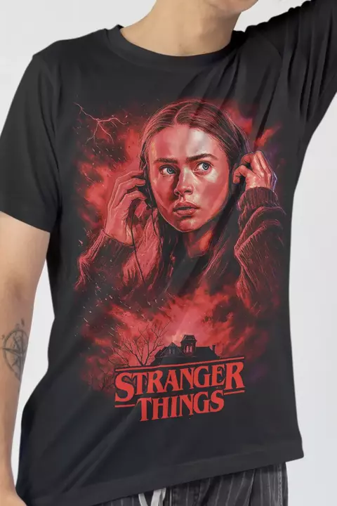 Camiseta Max Mayfield Stranger Things da Multverso Co., 100% algodão penteado anti-pilling com estampa DTF. Atitude skatista 80s para streetwear geek.