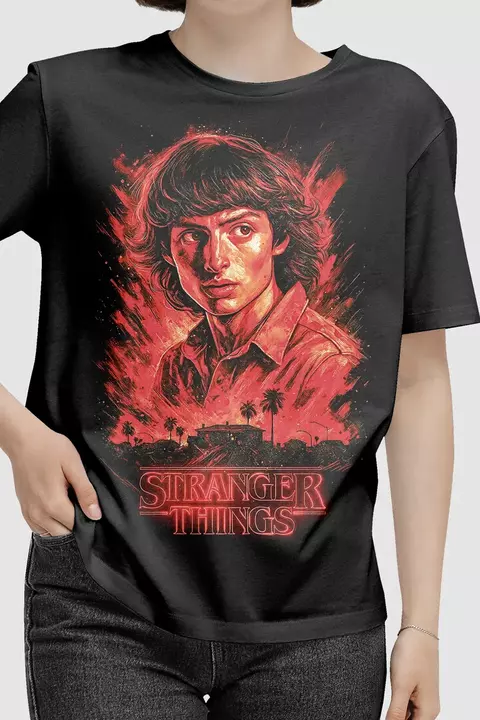 Camiseta Mike Wheeler Stranger Things da Multverso Co., 100% algodão penteado anti-pilling com estampa DTF. Liderança 80s para streetwear geek.