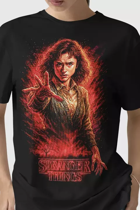 Camiseta Nancy Wheeler Stranger Things da Multverso Co., 100% algodão penteado anti-pilling com estampa DTF. Atitude 80s para streetwear geek.