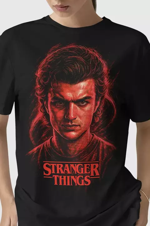 Camiseta Steve Harrington Stranger Things da Multverso Co., 100% algodão penteado anti-pilling com estampa DTF. Carisma 80s para streetwear geek.