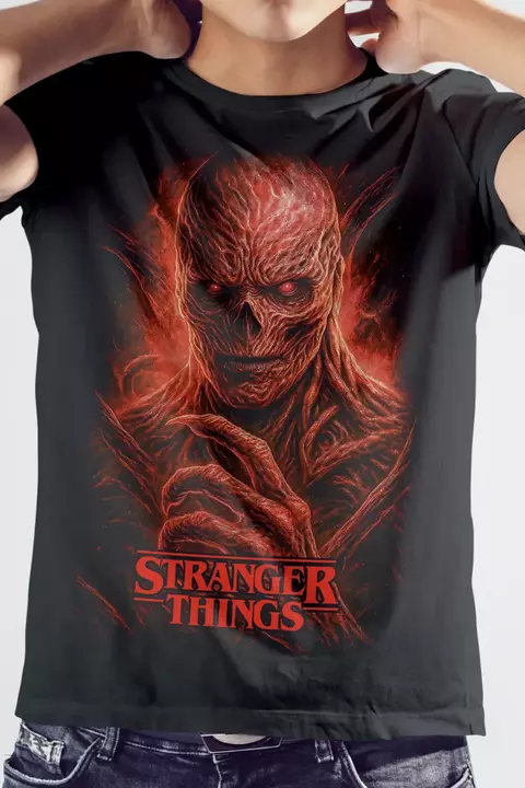 Camiseta Vecna Stranger Things da Multverso Co., 100% algodão penteado anti-pilling com estampa DTF. Terror e estilo para o streetwear geek.