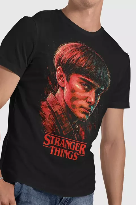 Camiseta Will Byers Stranger Things da Multverso Co., 100% algodão penteado anti-pilling com estampa DTF. Nostalgia 80s e estilo geek streetwear em uma peça.