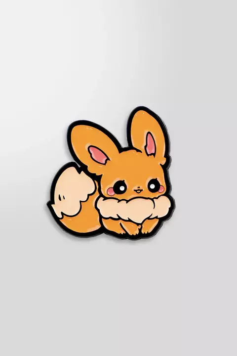O pin Eevee Pokémon, da coleção Eeveelution, é um item indispensável para os amantes do universo Pokémon. Com um visual mais fofo e chibi, o pin vai super combinar com o seu estilo otaku/geek.