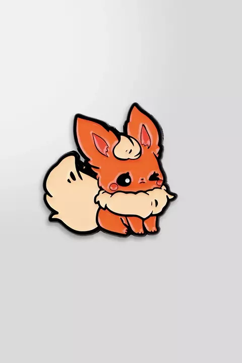 O pin Flareon Pokémon, da coleção Eeveelution, é um item indispensável para os amantes do universo Pokémon. Com um visual mais fofo e chibi, o pin vai super combinar com o seu estilo otaku/geek.