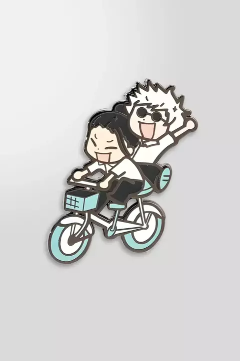 O pin Gojo e Geto Jujutsu Kaisen é aquele detalhe icônico que conecta seu visual diretamente ao universo dos animes. Pin de metal esmaltado de alta qualidade.