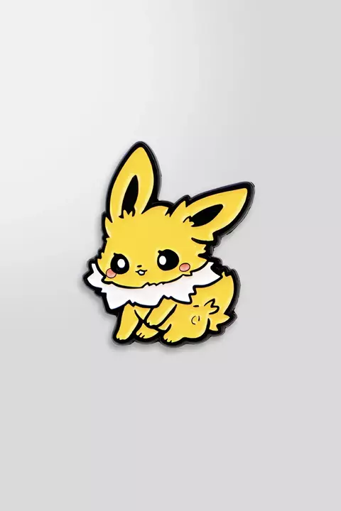O pin Jolteon Pokémon, da coleção Eeveelution, é um item indispensável para os amantes do universo Pokémon. Com um visual mais fofo e chibi, o pin vai super combinar com o seu estilo otaku/geek.