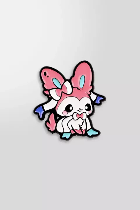 O pin Sylveon Pokémon, da coleção Eeveelution, é um item indispensável para os amantes do universo Pokémon. Pin metálico esmaltado de alta qualidade.