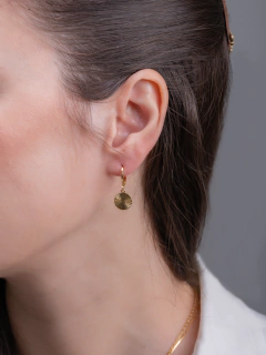 Brinco Moedinha Riscada Click Banho Ouro 18K