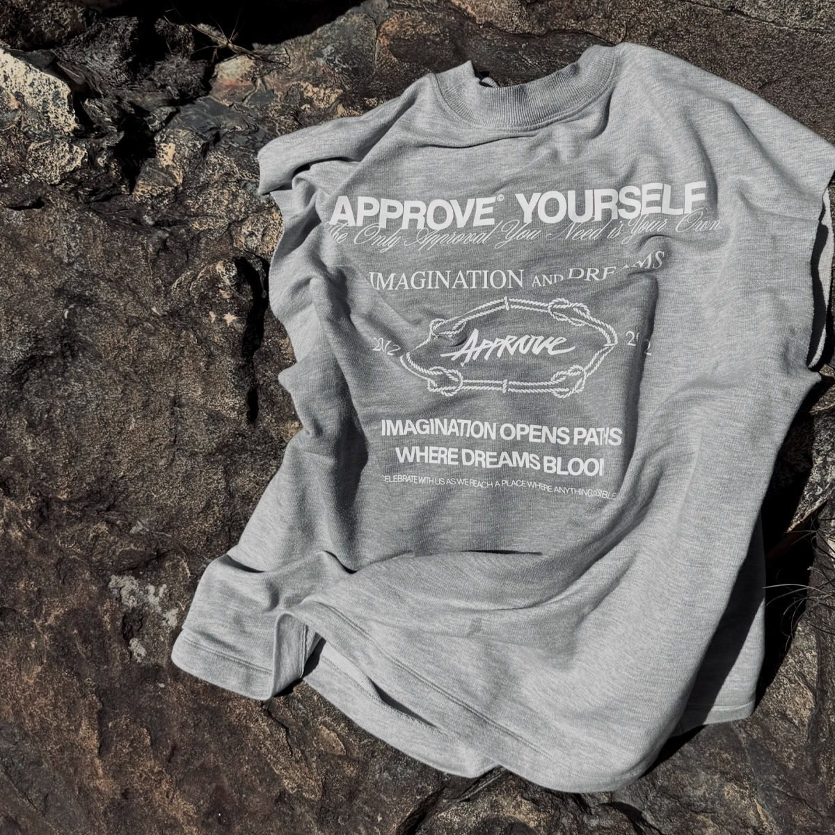 Look oficial Approve com camiseta Only off-white, vista de costas