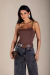 Mulher usando body marrom Lara com alças finas, calça jeans preta e cinto marrom com fivela quadrada, segurando bolsa pequena marrom