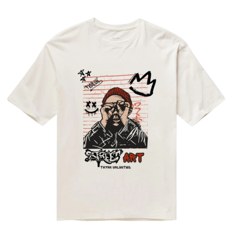Camiseta oversized branca com estampa de arte urbana mostrando criança com gorro vermelho e desenhos de grafite