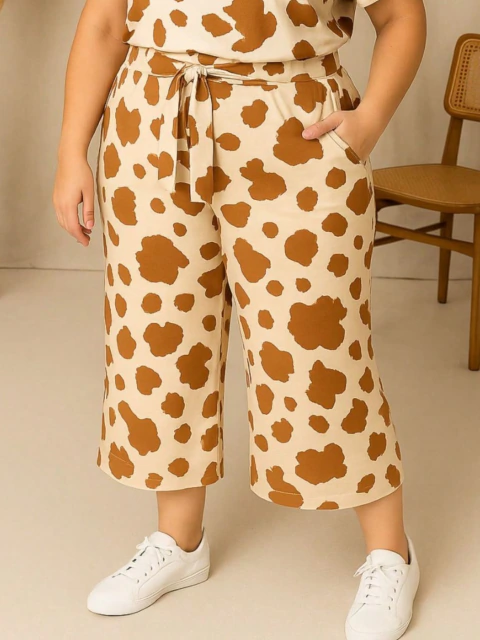 Calça Pantacourt Plus Size Cow Print na internet