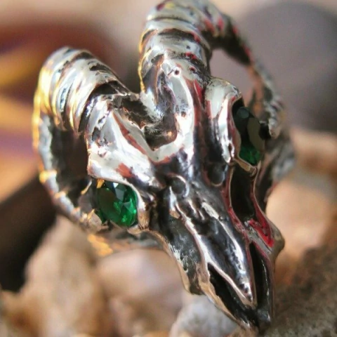 Cráneo Carnero con piedras en los Ojos PLATA 925